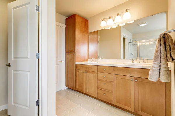 Vue des rangements salle de bain, deux lavabos et grand miroir — Photo