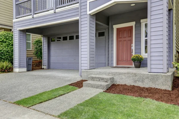 Amerikaanse blauwe huis buitenkant. Overdekte veranda en garage — Stockfoto