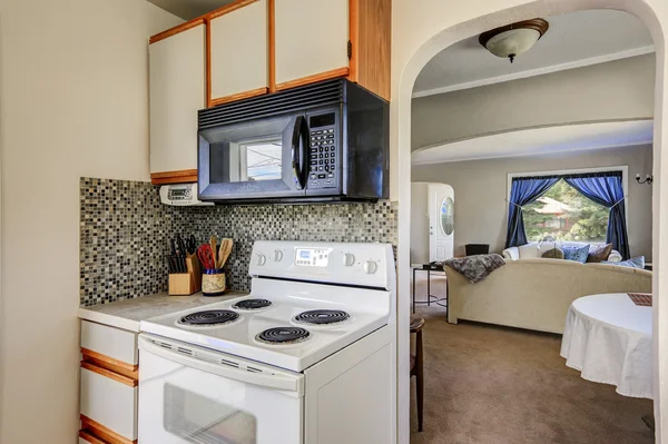 Interior de cocina de estilo antiguo con mosaico backsplash — Foto de Stock