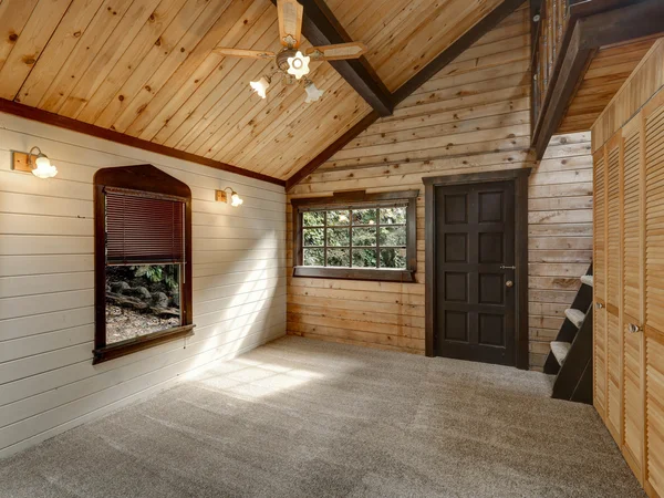 Hal interieur in grote houten hut. — Stockfoto