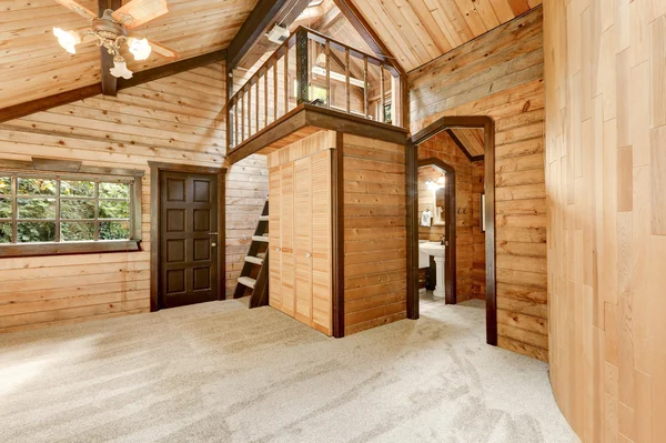 Interior da casa de madeira com parede redonda e piso de carpete — Fotografia de Stock