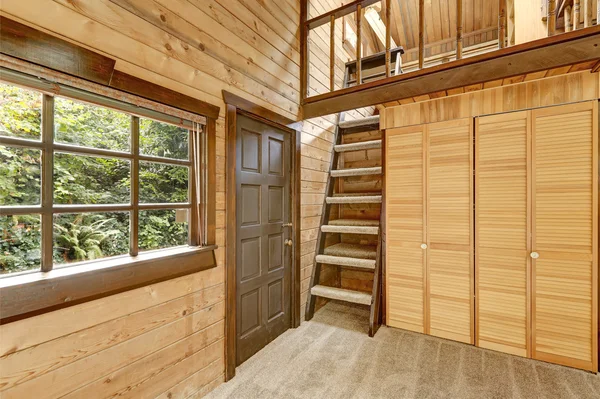 Entrée de maison en bois avec armoire et échelle — Photo