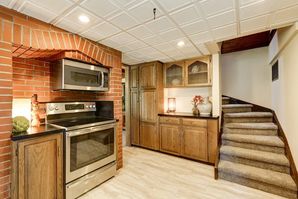 Área de cozinha com parede de tijolo vermelho e construído em aparelhos — Fotografia de Stock