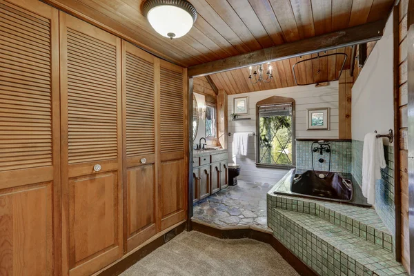 Interior do banheiro em uma cabine de madeira de luxo . — Fotografia de Stock