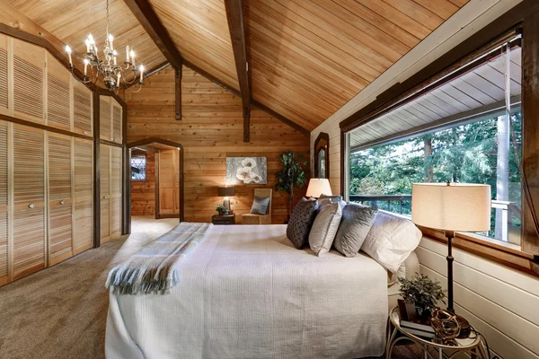 Wooden bedroom interior with high vaulted ceiling — Stockfoto