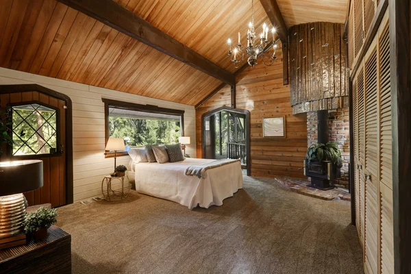 Wooden bedroom interior with high vaulted ceiling — 图库照片