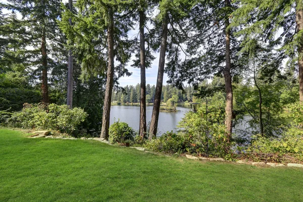 Vista panorámica desde el patio trasero de la casa de madera — Foto de Stock