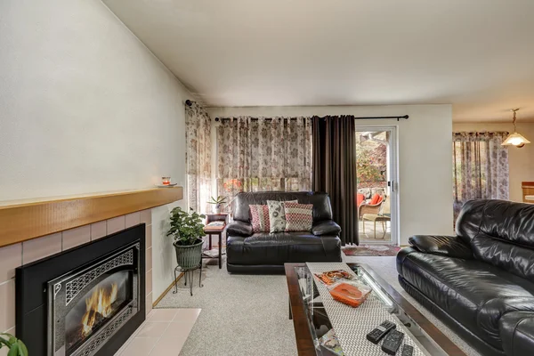 Interior de la sala de estar con sofás de cuero de lujo —  Fotos de Stock