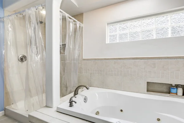 Baño blanco limpio con azulejo beige y ventana pequeña —  Fotos de Stock