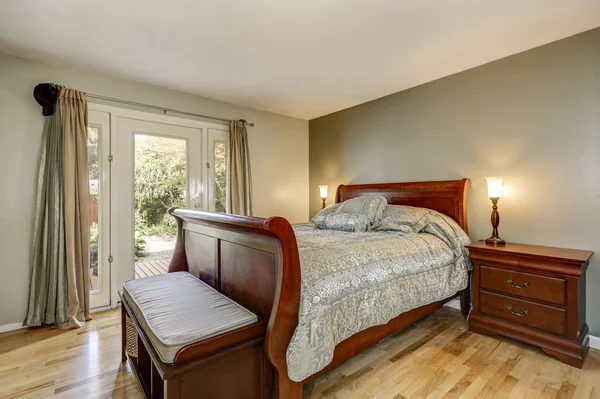 Enkel men lyxig mans sovrum med möbler i massivt trä — Stockfoto