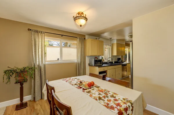 Zona de comedor con mesa vintage y juego de sillas — Foto de Stock