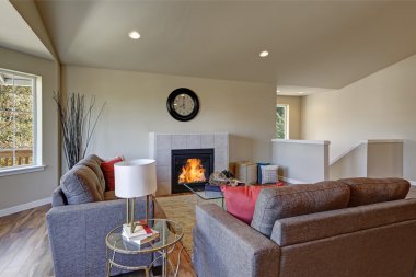 Büyük pencereler ile tonozlu tavan oturma odası