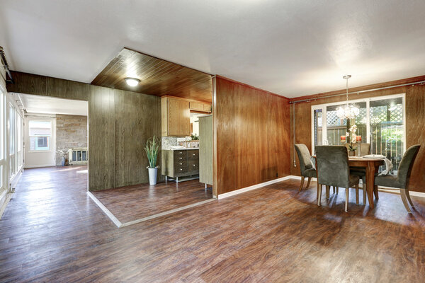 Интерьер дома. Открытый план пола с деревянными полами
 