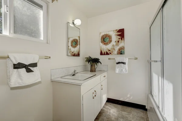Intérieur de salle de bain blanc pur avec vanité à l'ancienne — Photo