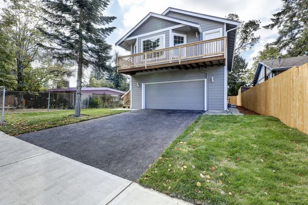 Neues modernes Haus verfügt über einen Hinterhof mit Patio