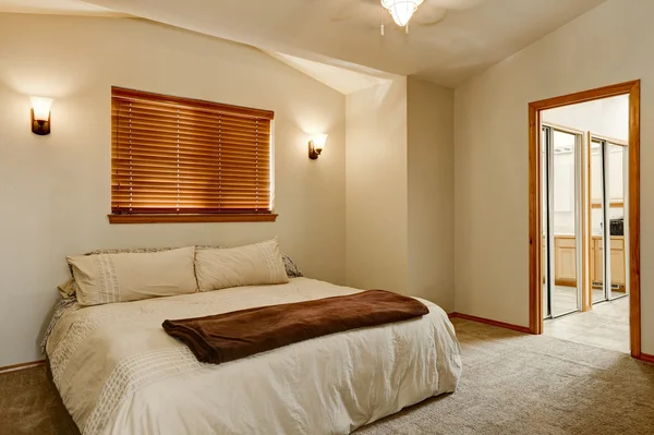 Светлый интерьер спальни с ковровым полом — стоковое фото