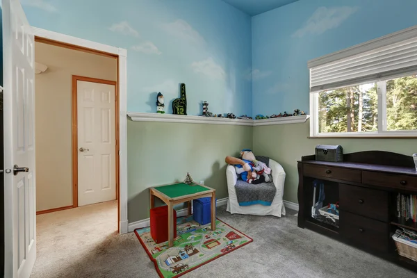 Sala de juegos para niños con paredes pintadas de cielo azul — Foto de Stock