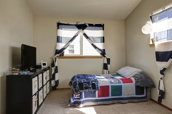Boy's slaapkamer in blauwe en zwarte kleuren — Stockfoto
