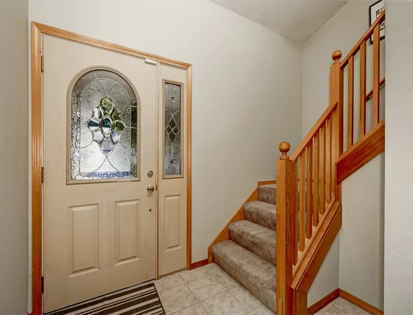 View of wooden staircase and tile floor. House entryway — Stock fotografie