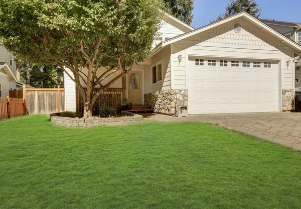 House exterior. Close up of garage door with driveway — ストック写真