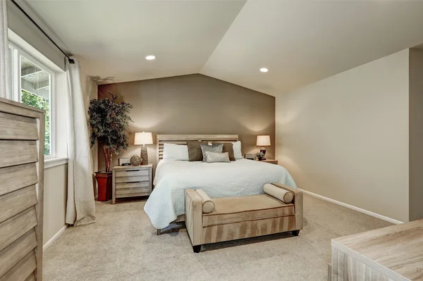 Elegante interior de dormitorio beige con ropa de cama azul pálido —  Fotos de Stock