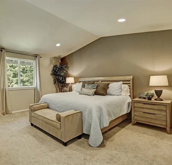 Elegante interior de dormitorio beige y marrón con ropa de cama azul pálido — Foto de Stock