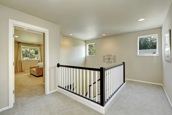 Pasillo beige brillante con suelo de alfombra y escalera — Foto de Stock