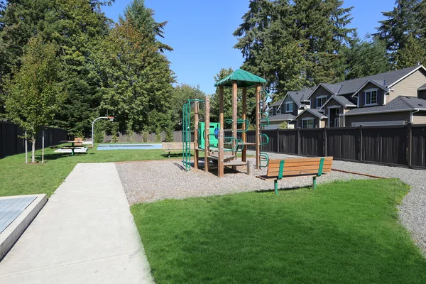 Novo parque infantil na área residencial moderna — Fotografia de Stock