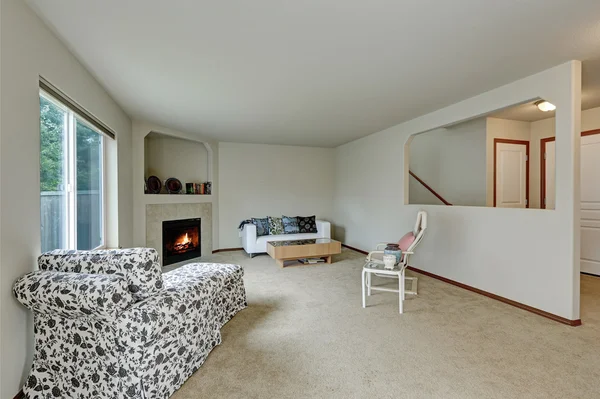 Hellen Tönen elegantes Wohnzimmer mit Kamin in der Ecke. — Stockfoto