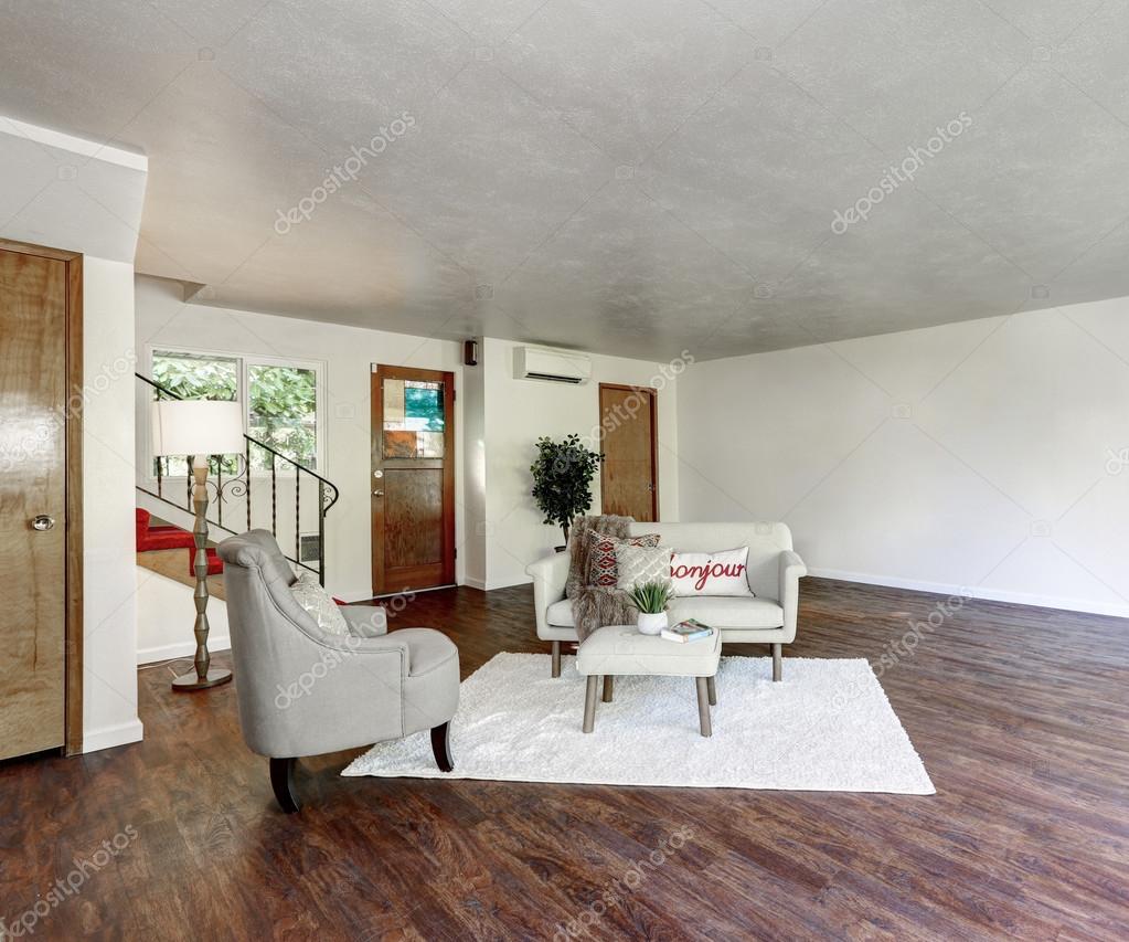 Puur wit wonen interieur met hardhouten vloer — Stockfoto ... Puur wit wonen interieur met hardhouten vloer — Stockfoto ...