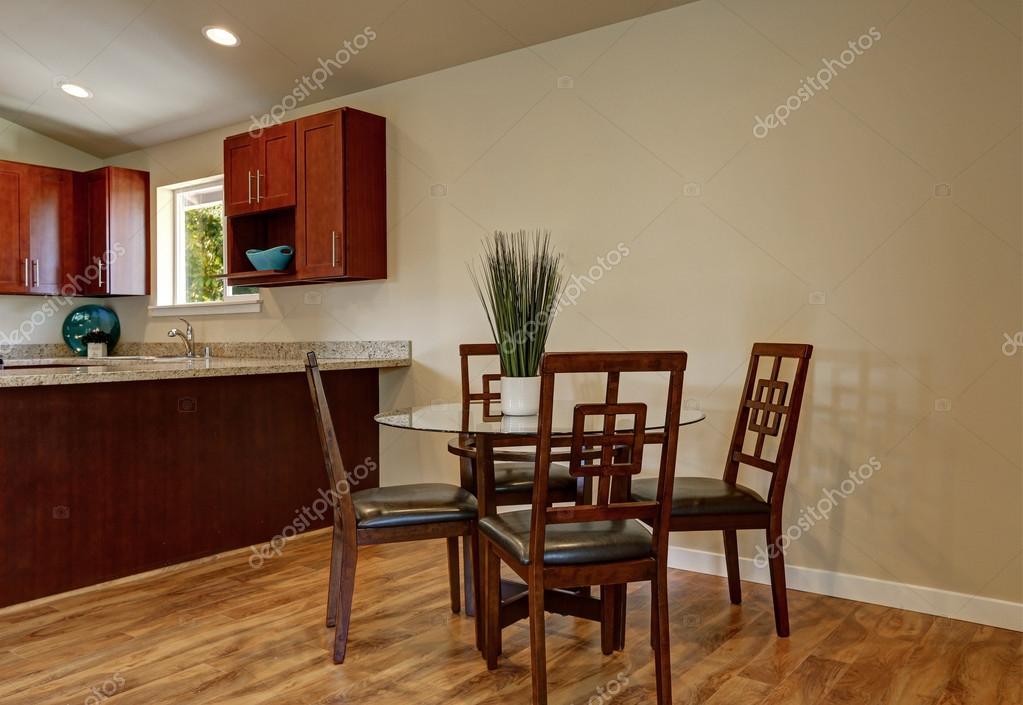 Vista Della Sala Da Pranzo Con Set Di Tavolo E Sedia Moderna