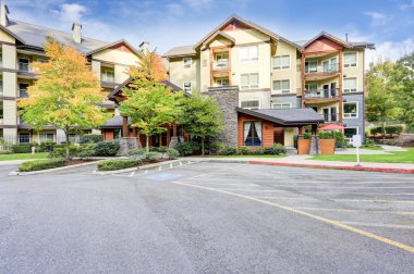 Modern apartmanın park alanı ile görünümünü