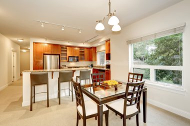 Modern yemek masası üzerinde taze elma. Daire iç