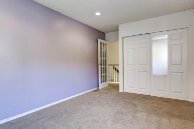 Boş oda soluk mor iç 