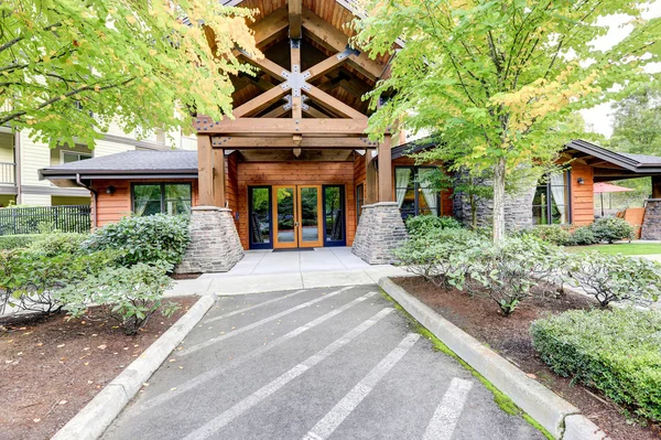 View of apartment building entrance — Stockfoto