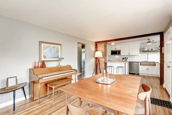 Buka rencana ruang makan interior dengan piano — Stok Foto