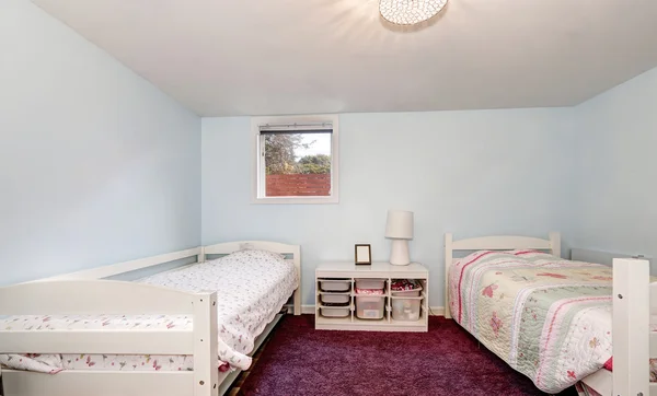 Soluk mavi duvar ve bordo halı çocuk yatak odası — Stok fotoğraf