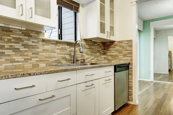Modern white cabinets and brown mosaic back splash in apartment — Stock Photo, Image