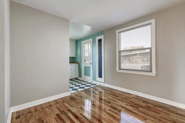 Habitación vacía de color beige con suelo de madera en una antigua casa vacía — Foto de Stock