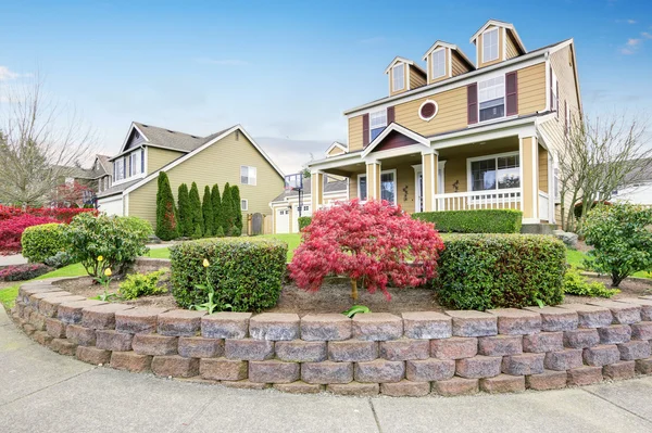 Casa americana exterior con porche cubierto y columnas — Foto de Stock