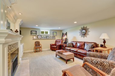 Güzel döşenmiş oturma odası iç