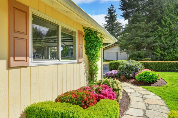 Americano amarillo rambler estilo casa exterior — Foto de Stock
