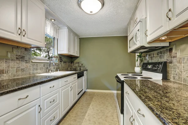 Interieur van de keuken kamer met witte kasten, granieten toppen — Stockfoto