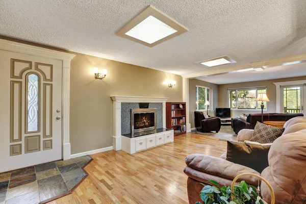 Entryway with tile and hardwood floor — Stock Photo, Image