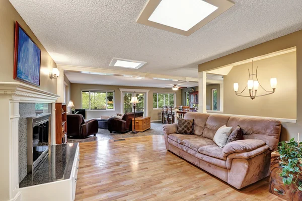 Rodinný pokoj s dřevěnou podlahou otevřený plán — Stock fotografie