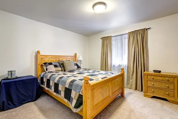 Interiér ložnice člověka s šedé barevné postele — Stock fotografie
