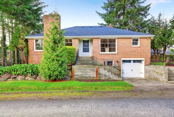 Buitenkant van Amerikaanse rode bakstenen twee verhaal huis met garage — Stockfoto