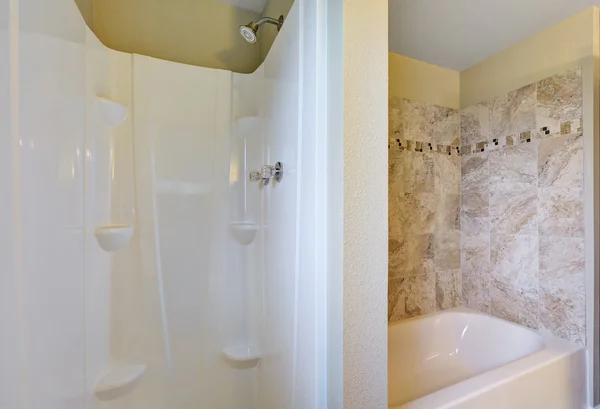 シャワー室とバスタブのクローズ アップ — ストック写真