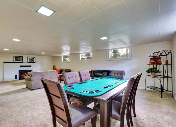 Salle de divertissement avec cheminée et table de poker — Photo