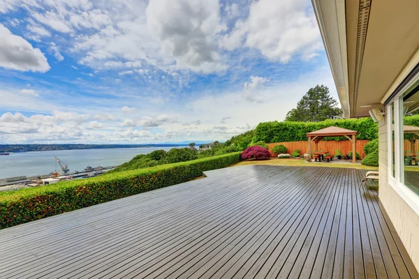 Casa de luxo exterior com grande deck de madeira walkout — Fotografia de Stock